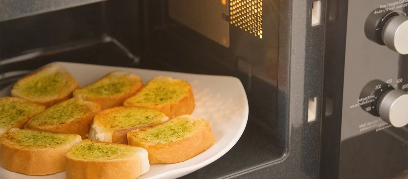 Έχετε αναρωτηθεί τι συμβαίνει στο φαγητό σας όταν το βάζετε στον φούρνο μικροκυμάτων;